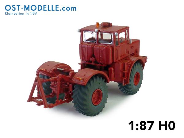 Traktor Kirovets K701 rot mit Motorverkleidung